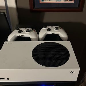 Xbox series s with 2 controllers and cables !